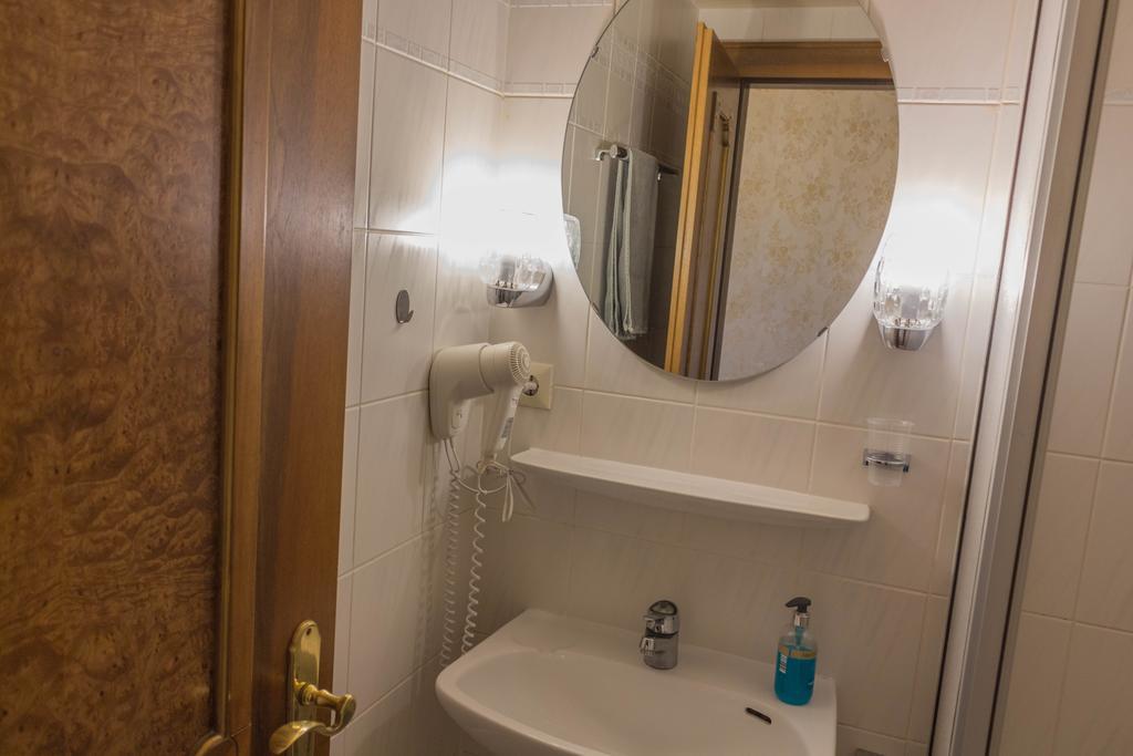 Hotel Five Seasons Furth Bagian luar foto