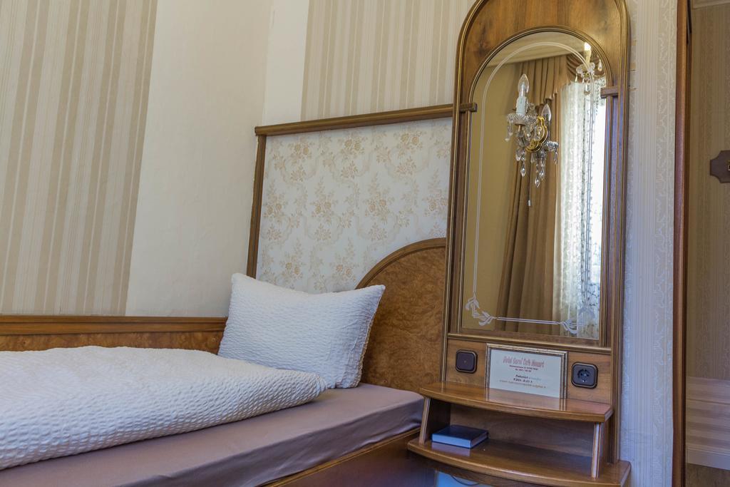 Hotel Five Seasons Furth Bagian luar foto